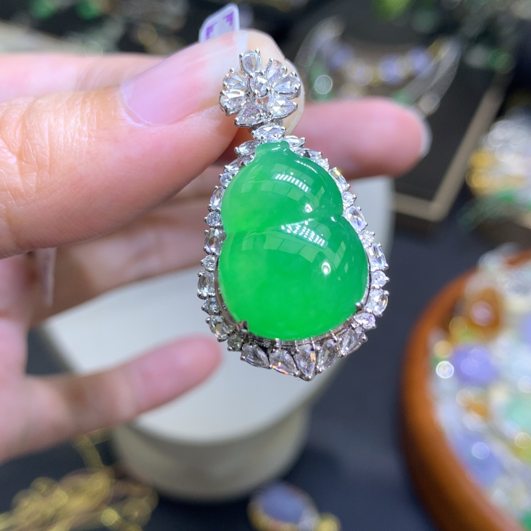 颈饰18K金镶嵌翡翠