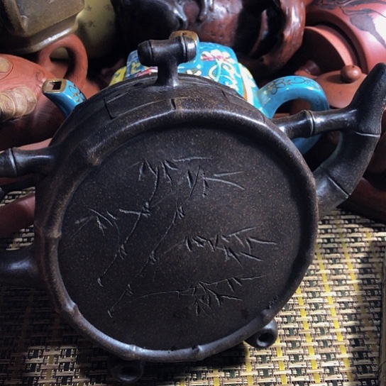 紫砂茶壶原矿泥料手工制作的紫砂壶。