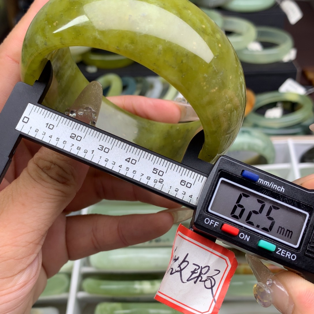 执***歌未镶嵌蛇纹石玉手镯2126