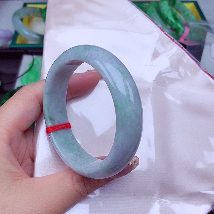翡翠手镯未镶嵌翡翠