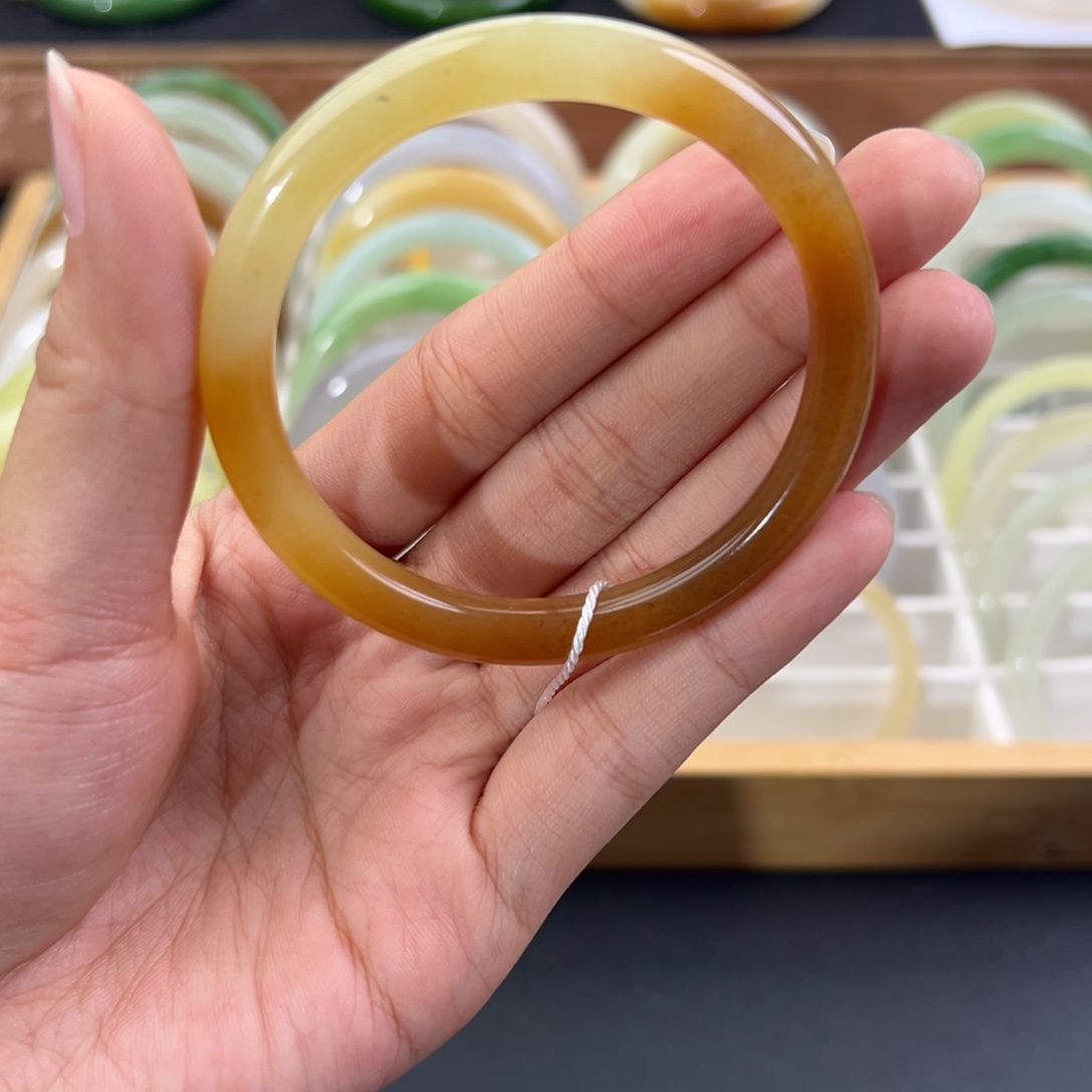 予***@和田玉未镶嵌手镯有细纹