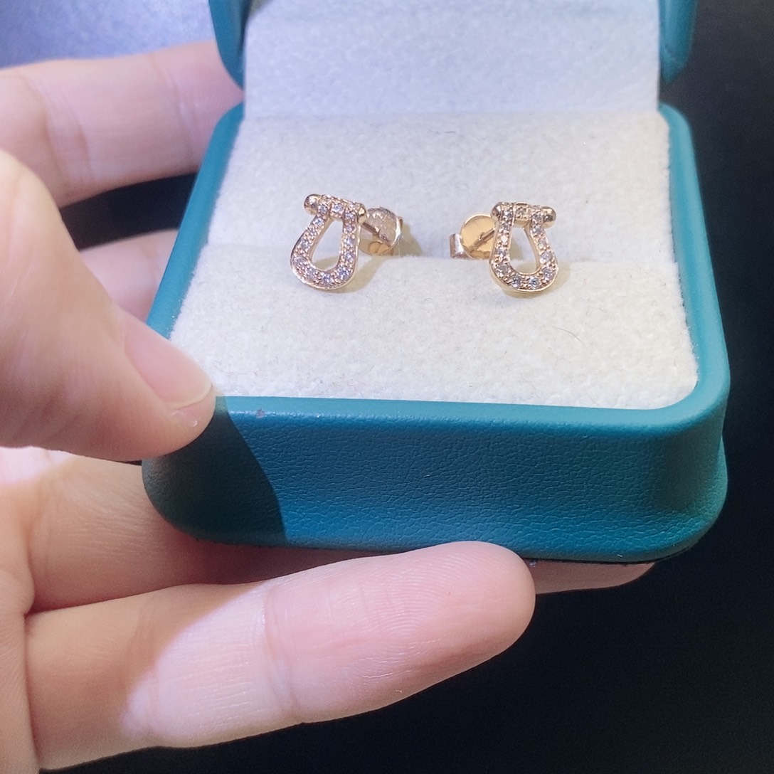 钻石耳饰18K金镶嵌小马蹄耳针K玫