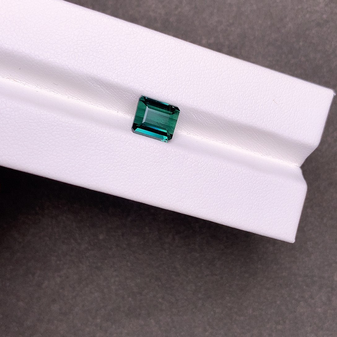 碧玺天然裸石未镶嵌2.7