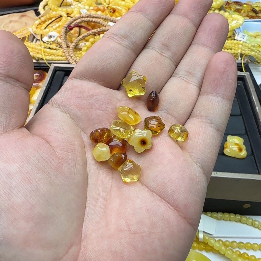 琥珀未镶嵌裸石4.48克有瑕