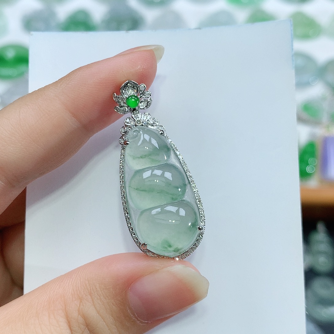 蜡***小翡翠18K金镶嵌颈饰豆