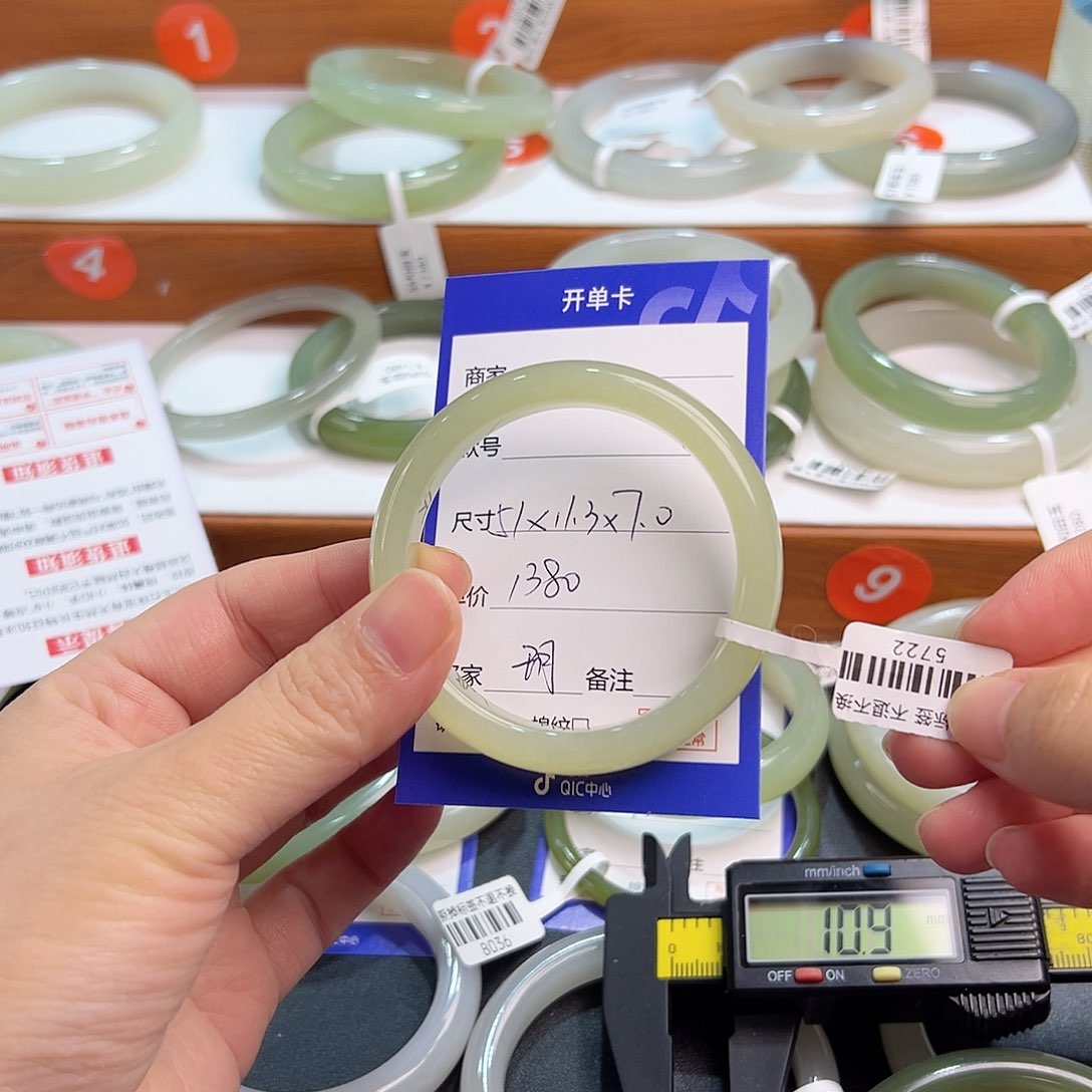 未镶嵌手镯和田玉玥*酱