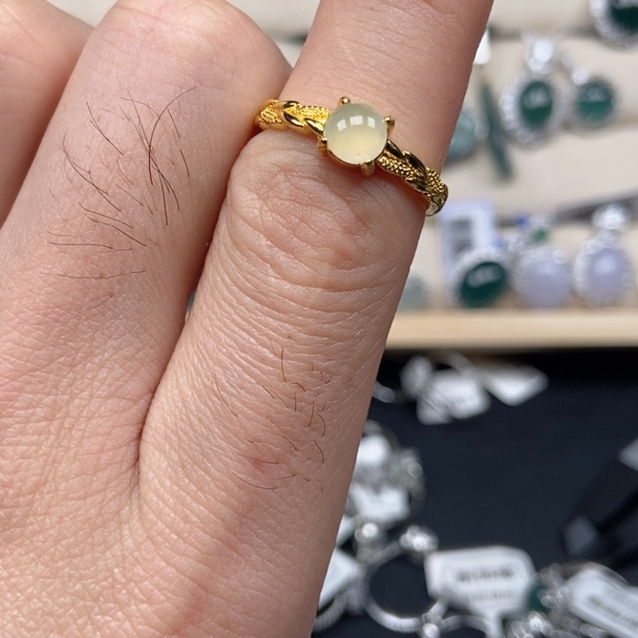 翡翠未镶嵌颈饰戒指