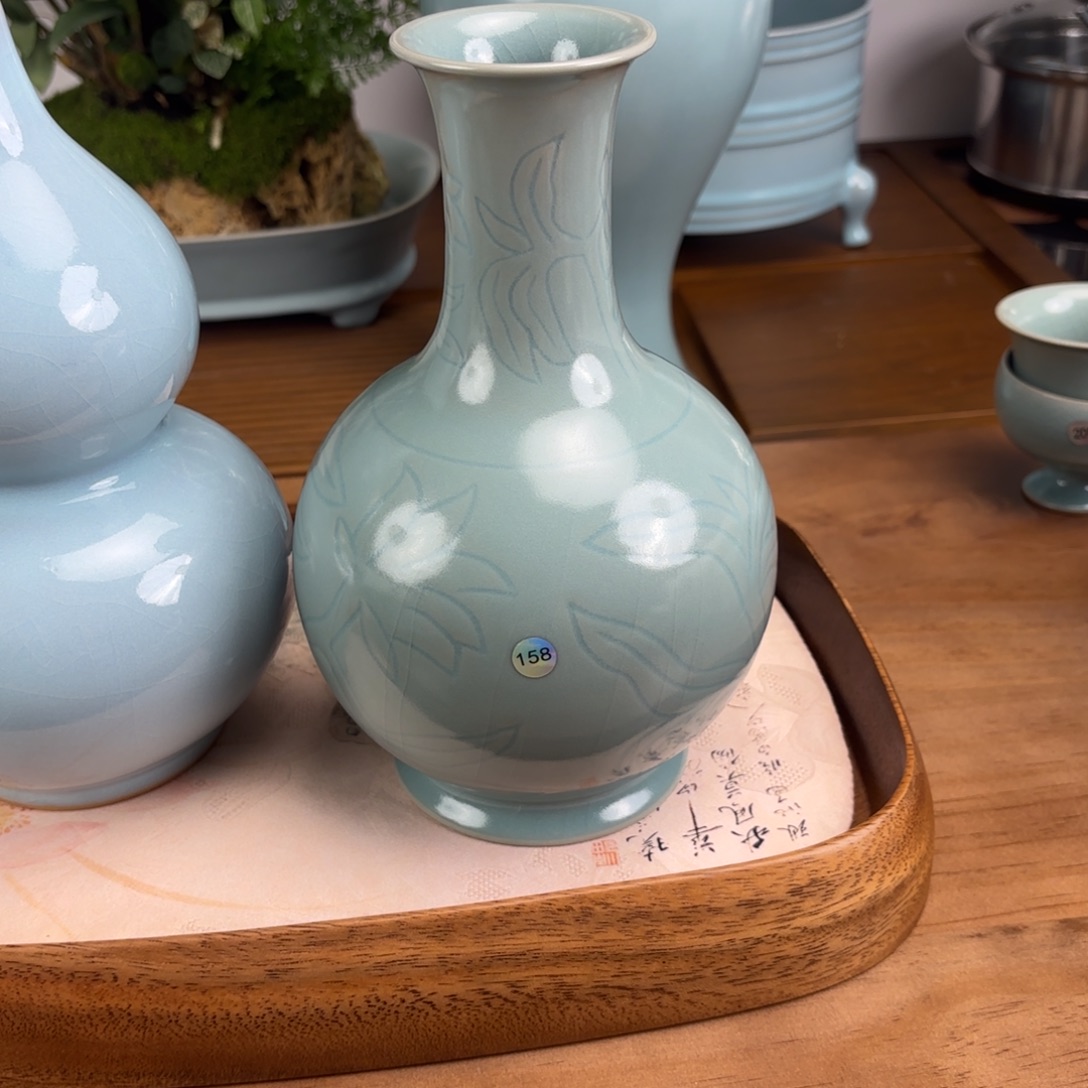 编号158仿古釉刻花鹅颈瓶微瑕