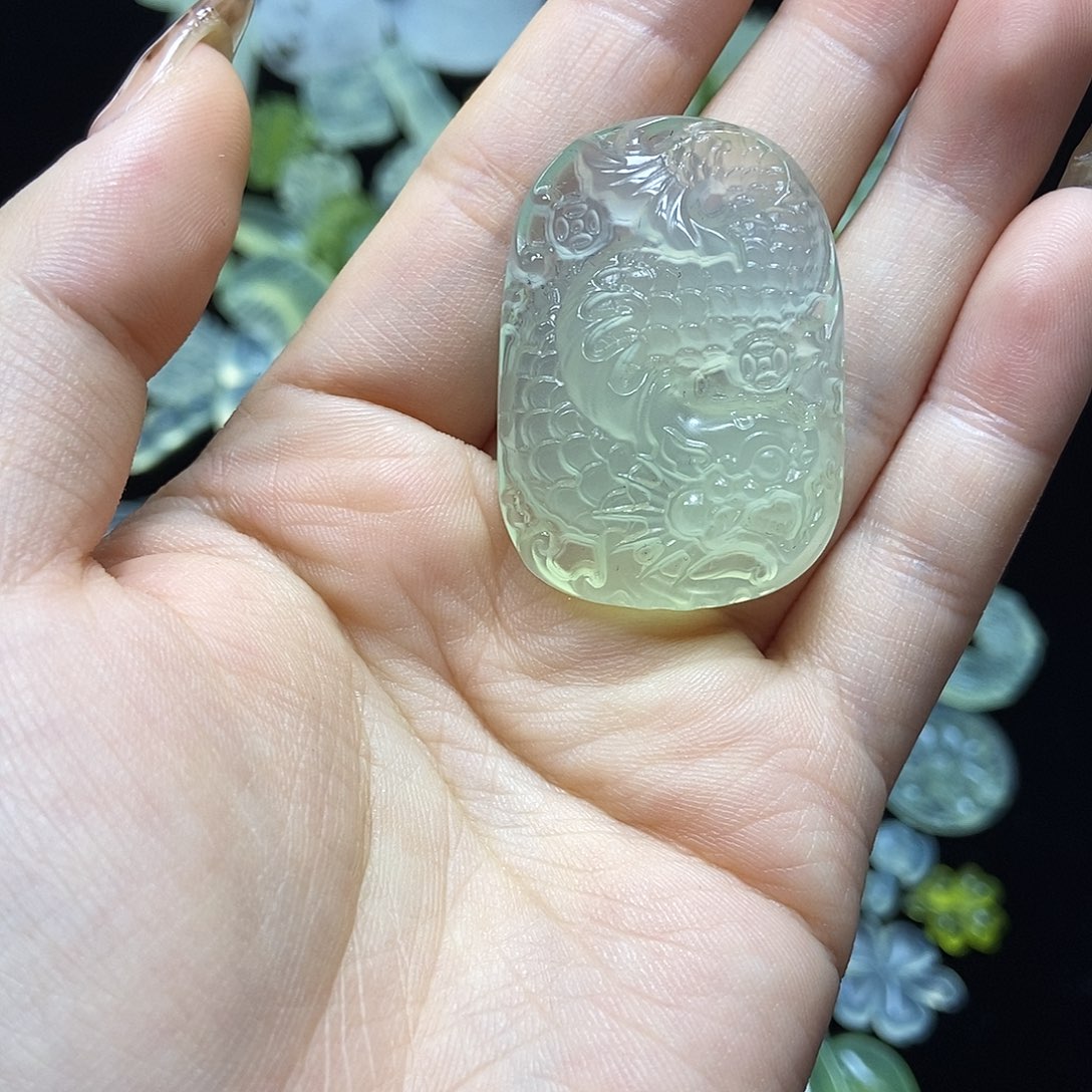 裴***鱼蛇纹石玉未镶嵌颈饰