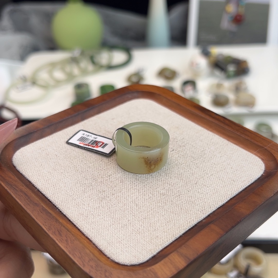 和田玉（糖玉）未镶嵌戒指N113一口糖直切直径17不退换