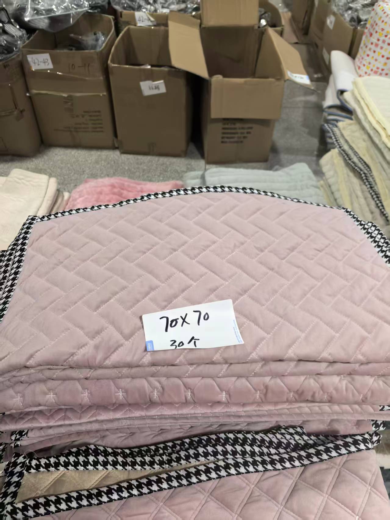 《厚广家》3楼70×70浅粉色千鸟格包边加绒沙发垫 发2张不挑花纹