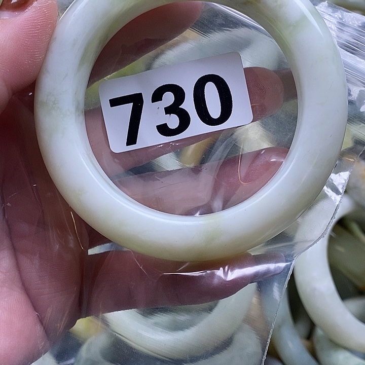 中***女蛇纹石玉未镶嵌手镯
