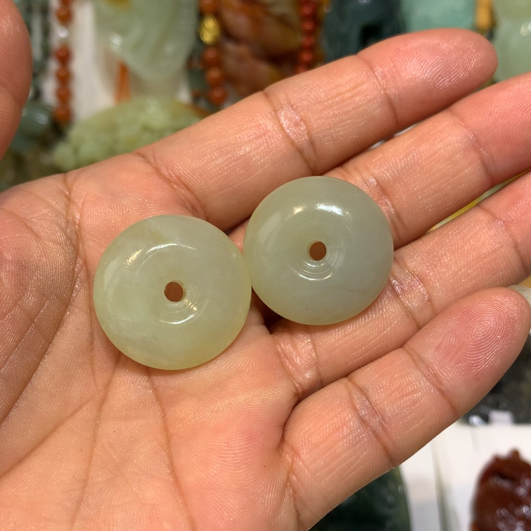 蛇纹石玉颈饰未镶嵌