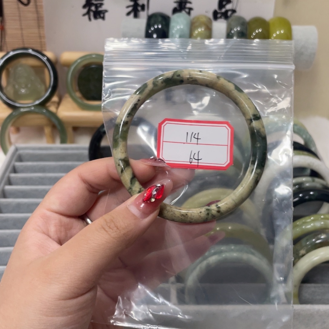 蛇纹石玉手镯未镶嵌