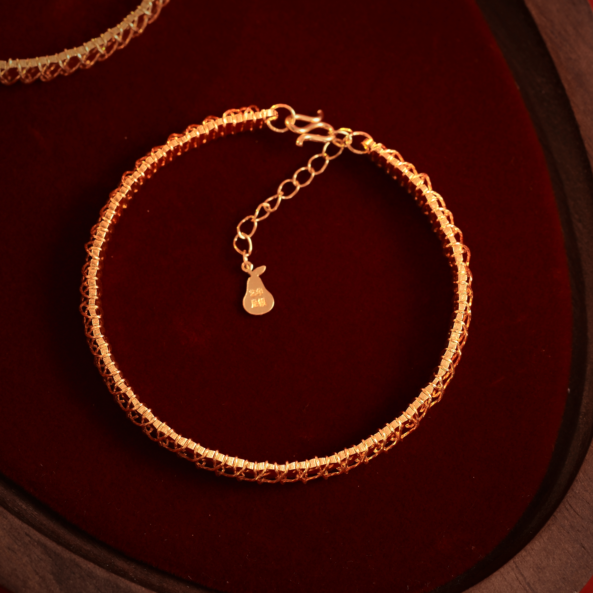 足银手镯 足银990电金色平面交叉车花手镯 气质时尚 （SZ9605）