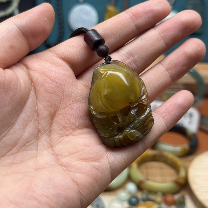 蛇纹石玉颈饰未镶嵌