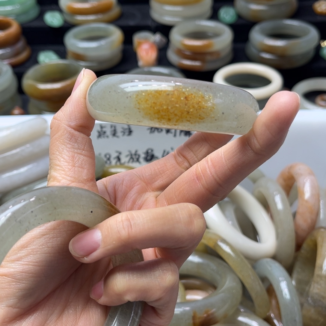 *****石英质玉未镶嵌手镯