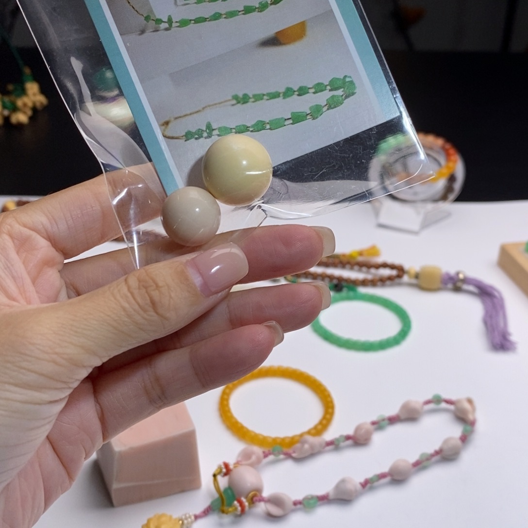 小***福石英质玉（缅黄）未镶嵌颈饰