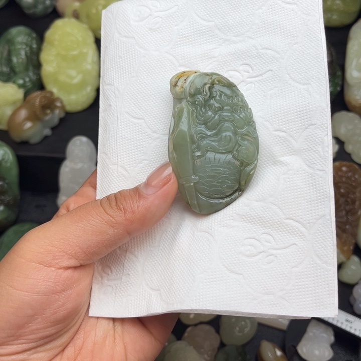 云***青和田玉未镶嵌颈饰