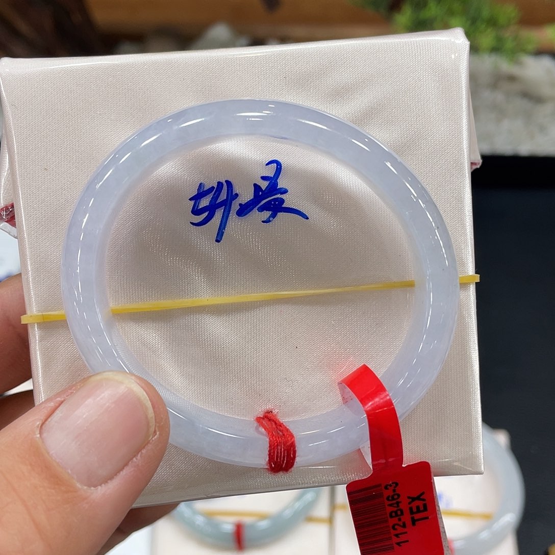 翡翠手镯未镶嵌翡翠