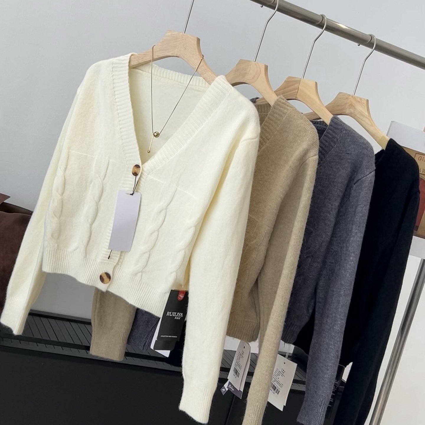 V领三扣针织开衫女复古绞花小众肌理感短款毛衣秋季新款