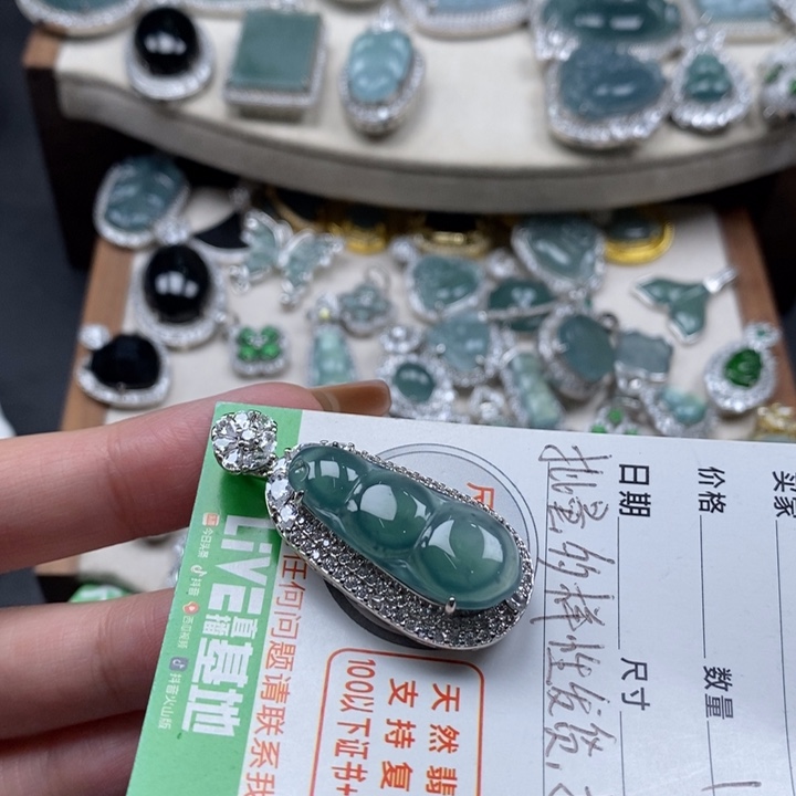 翡翠颈饰未镶嵌翡翠