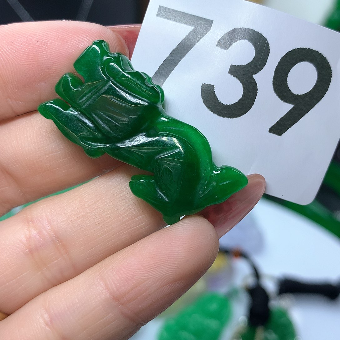 翡翠吊坠(赠链)未镶嵌