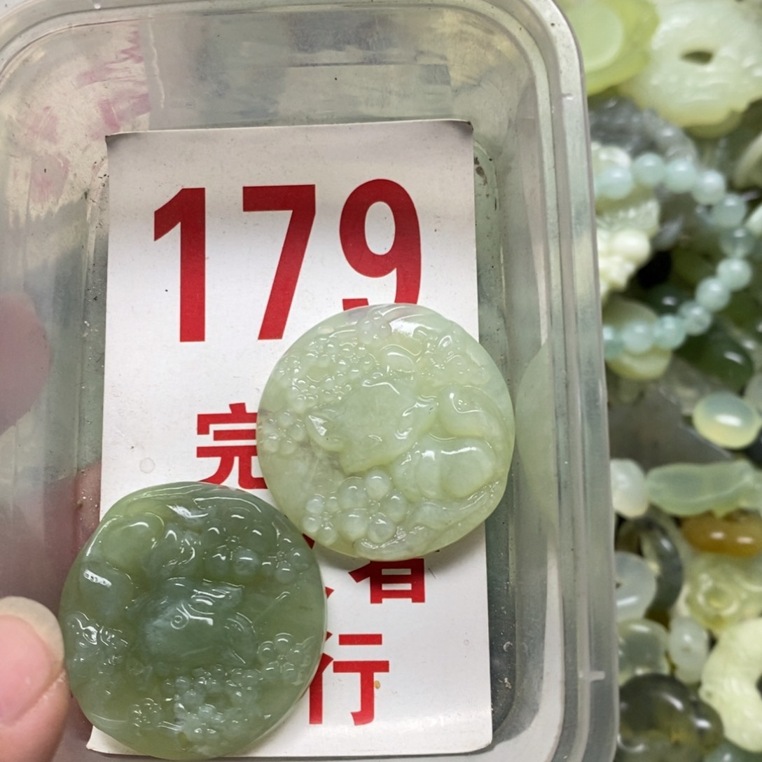 蛇纹石玉挂坠未镶嵌