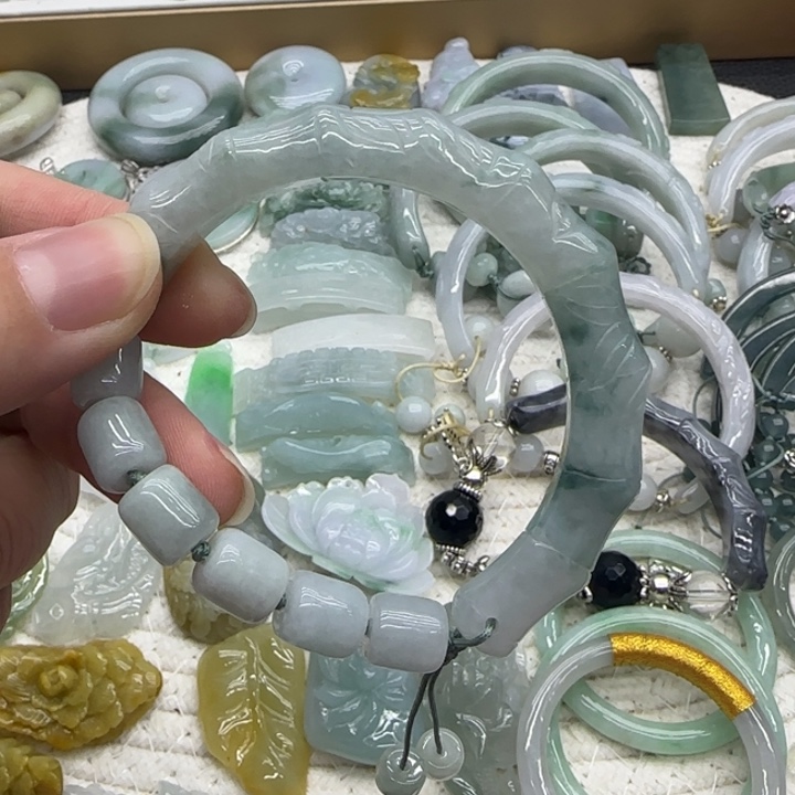 饺***莲翡翠未镶嵌手链差价