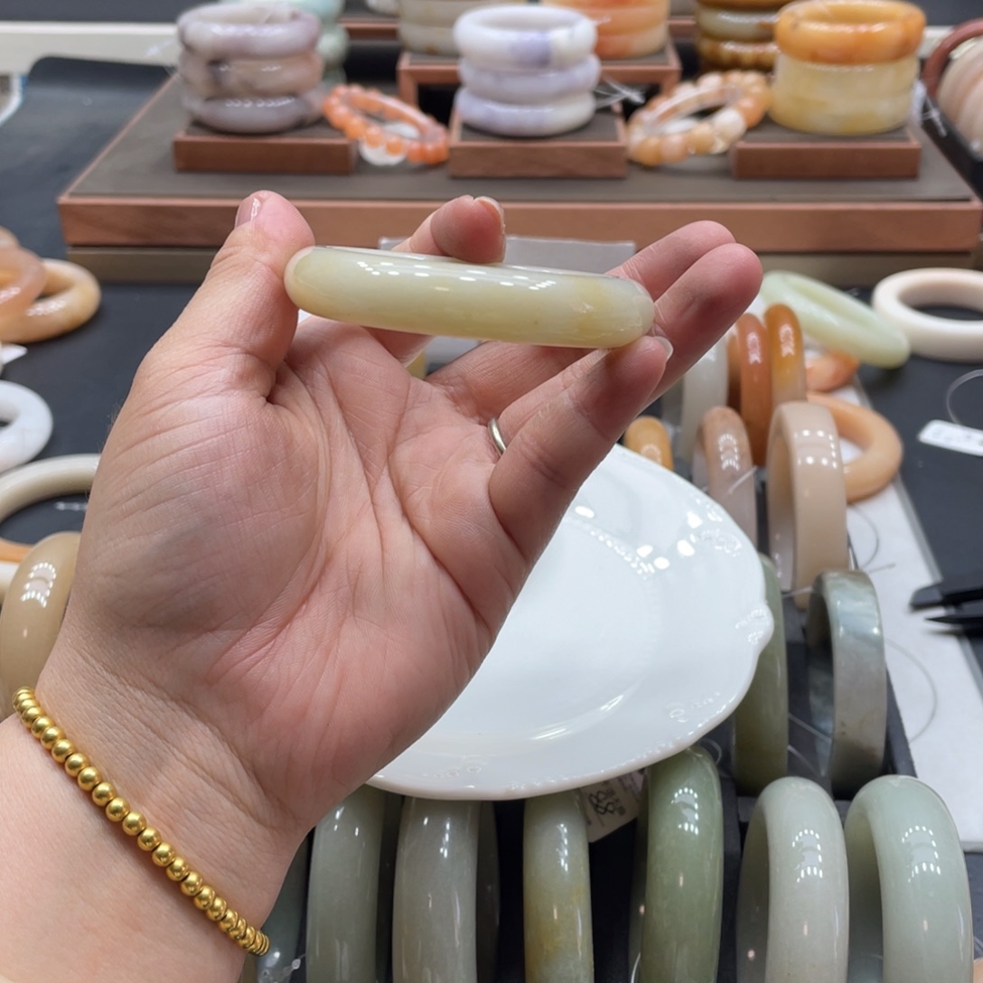 二***ᴳ石英质玉手镯未镶嵌