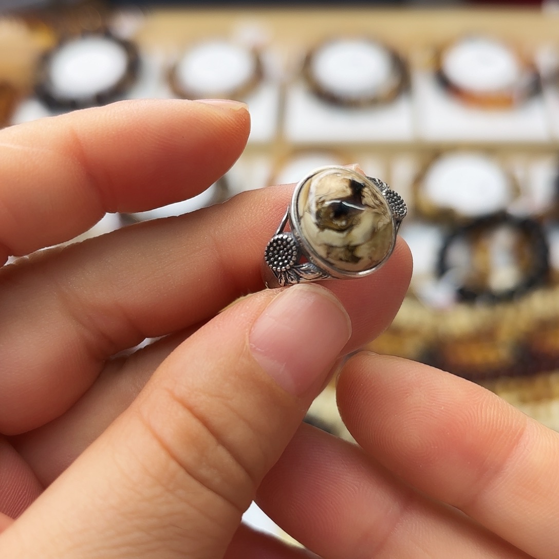 向***歌琥珀未镶嵌裸石大