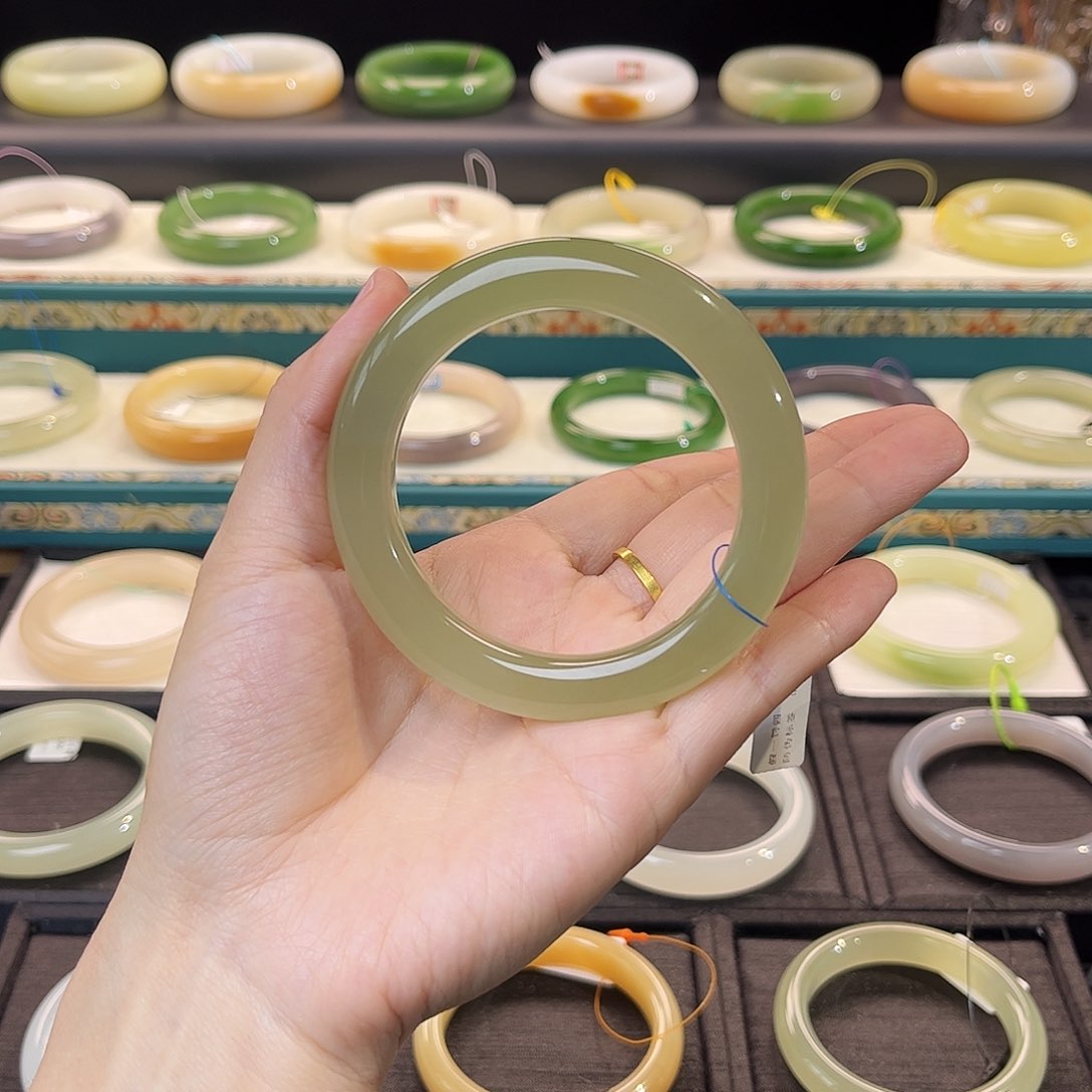 和田玉手镯未镶嵌 高冰 春茶绿