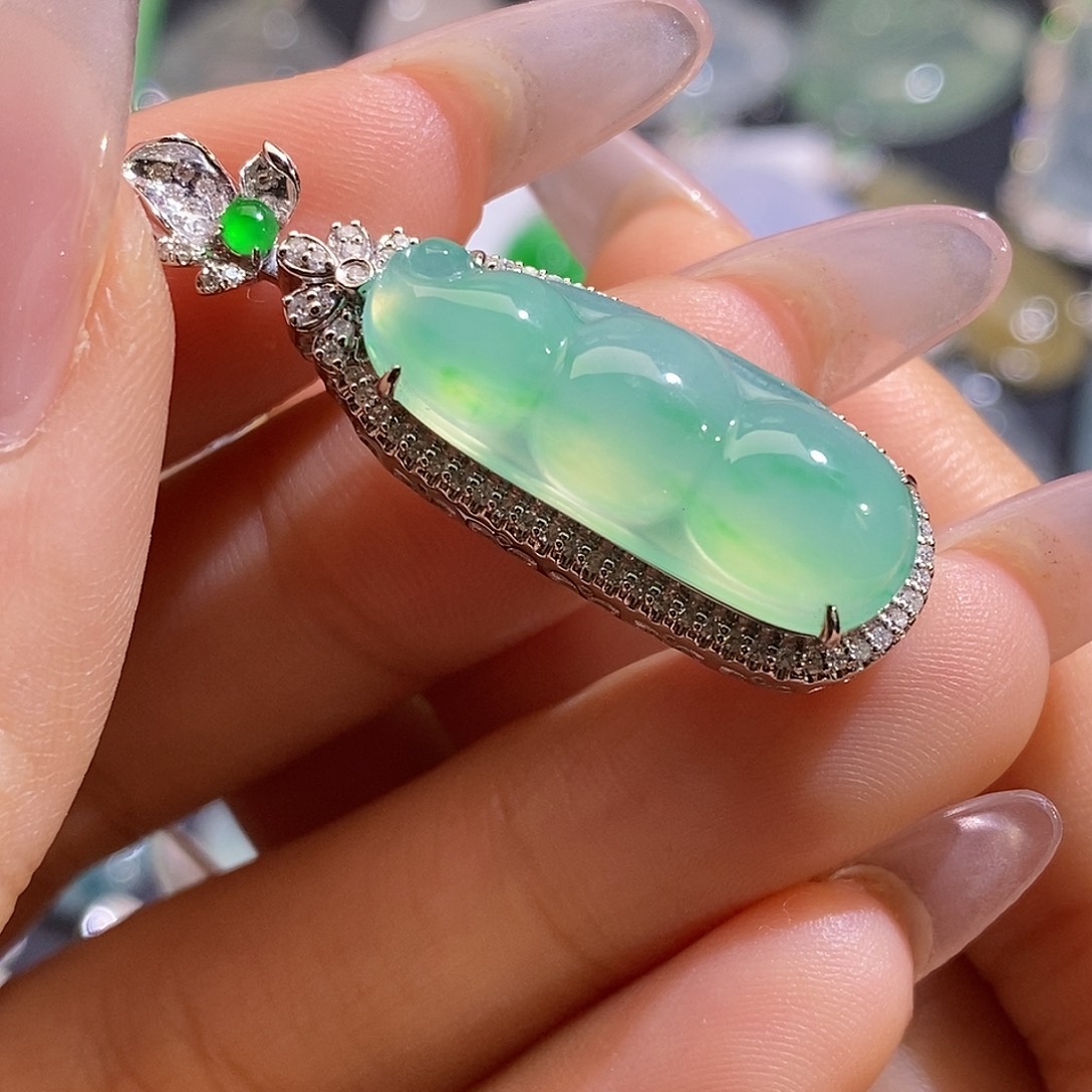 翡翠未镶嵌颈饰豆子