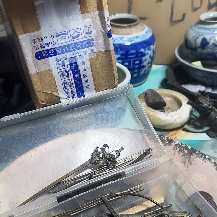 静***开铜铁合金类纸张一堆