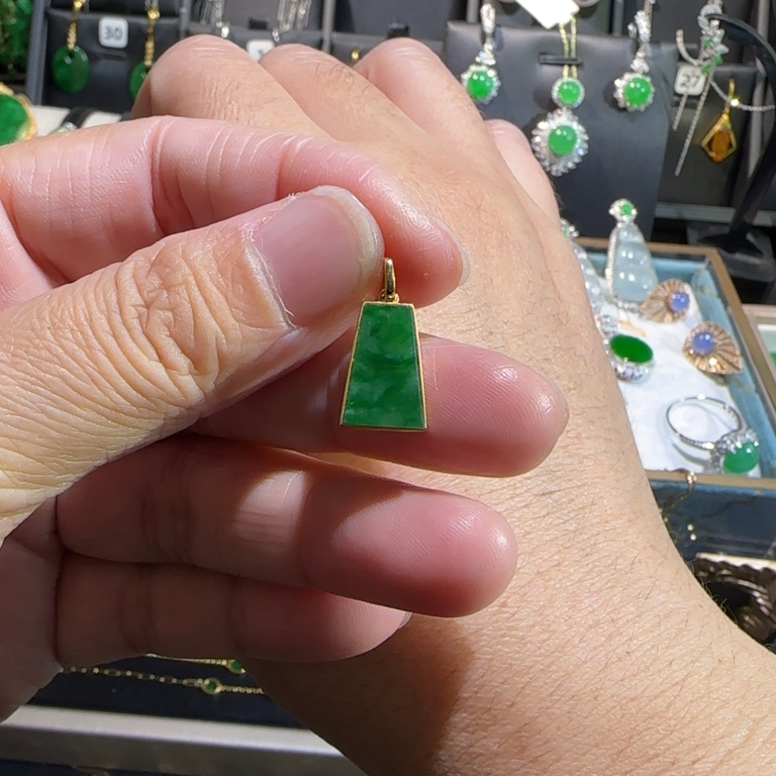 翡翠18K金镶嵌颈饰吊坠