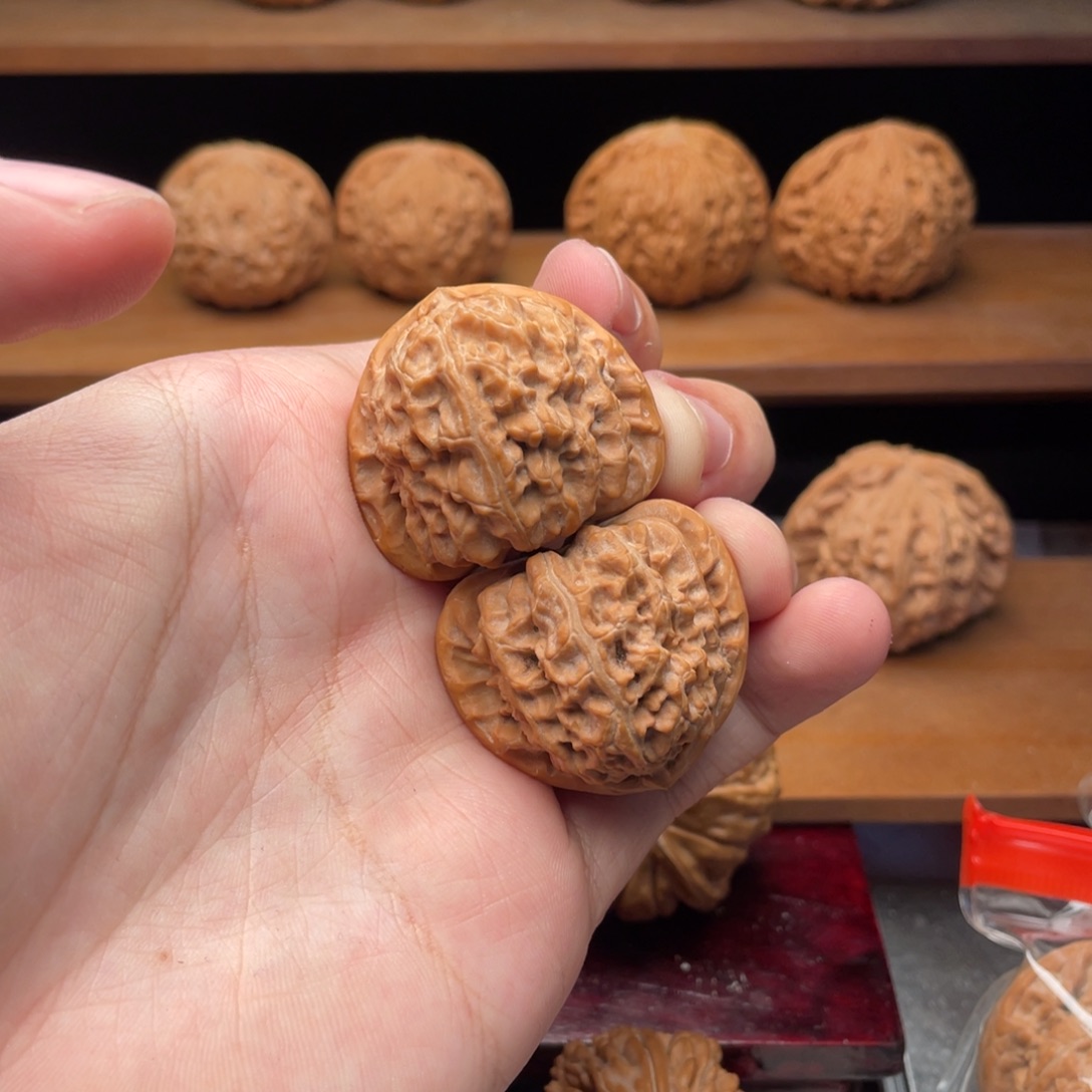 文玩核桃把件36毕业精配红皮三角白