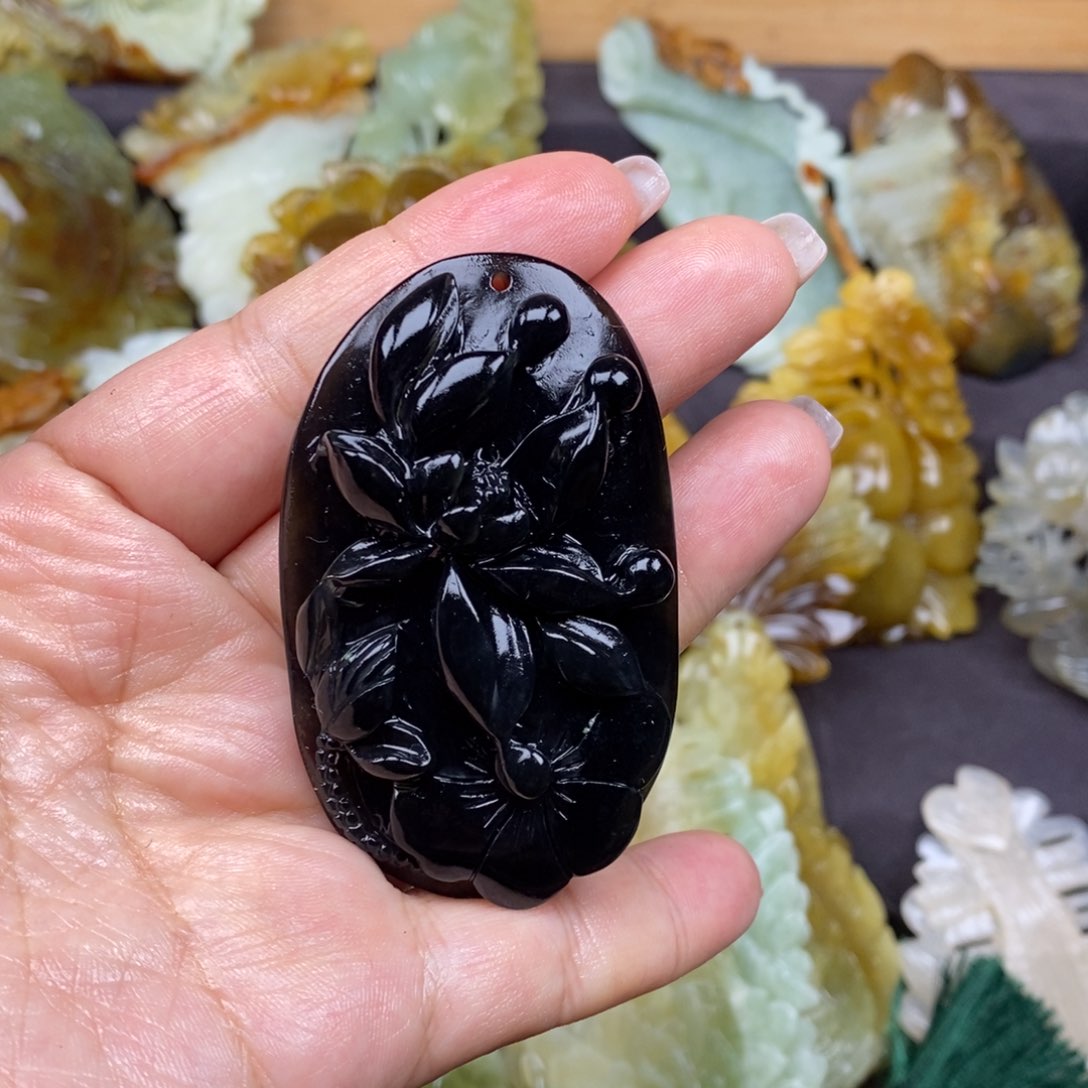 蛇纹石玉颈饰未镶嵌玉*.