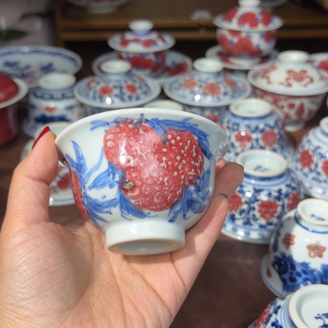 青花釉里红荔枝大压手
