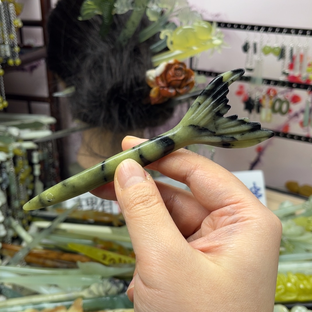 岫玉未镶嵌发饰长度14厘米左右，双面雕工双面可戴