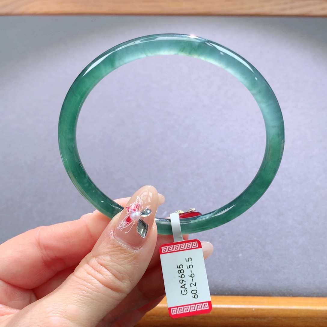 翡翠手镯未镶嵌天然翡翠手镯