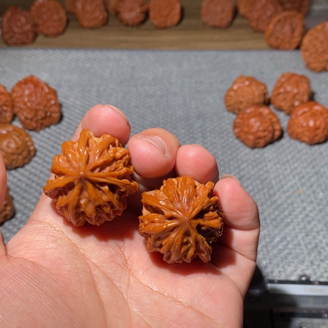 文玩核桃把件龙潭穴三棱磕边