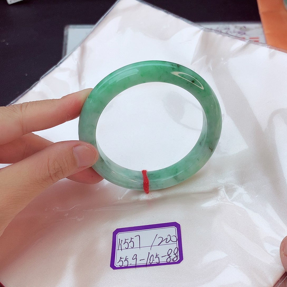 翡翠手镯未镶嵌翡翠