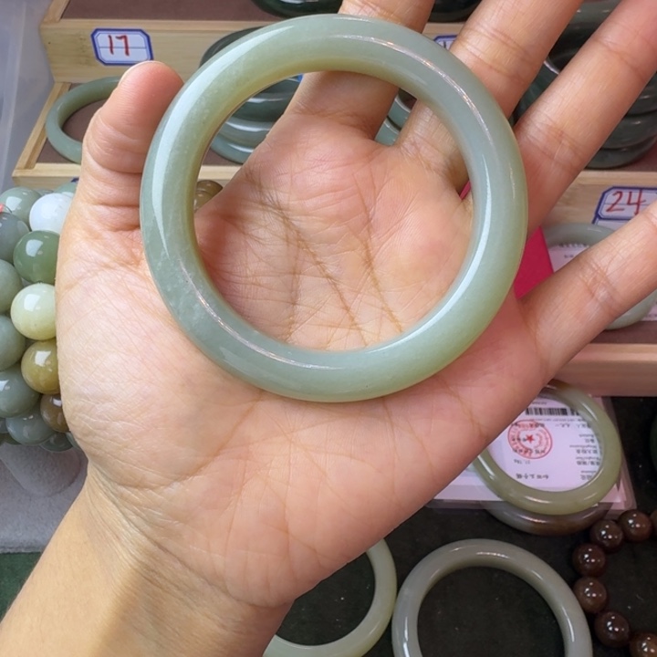 聆****和田玉（糖玉）未镶嵌手镯