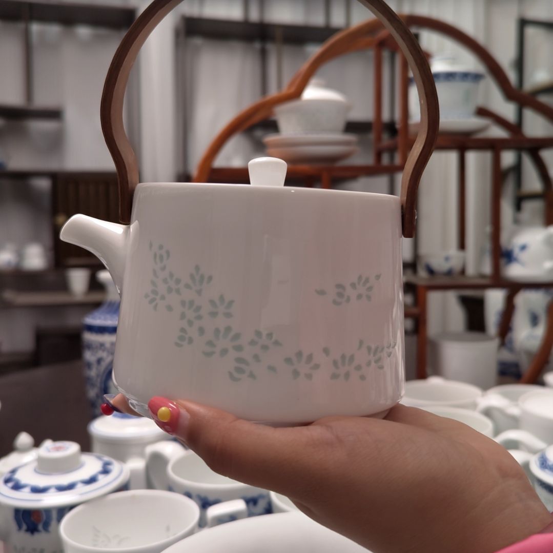 陶瓷玉兰花提梁壶一个