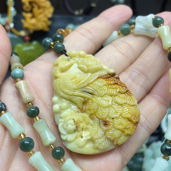 未镶嵌蛇纹石玉颈饰