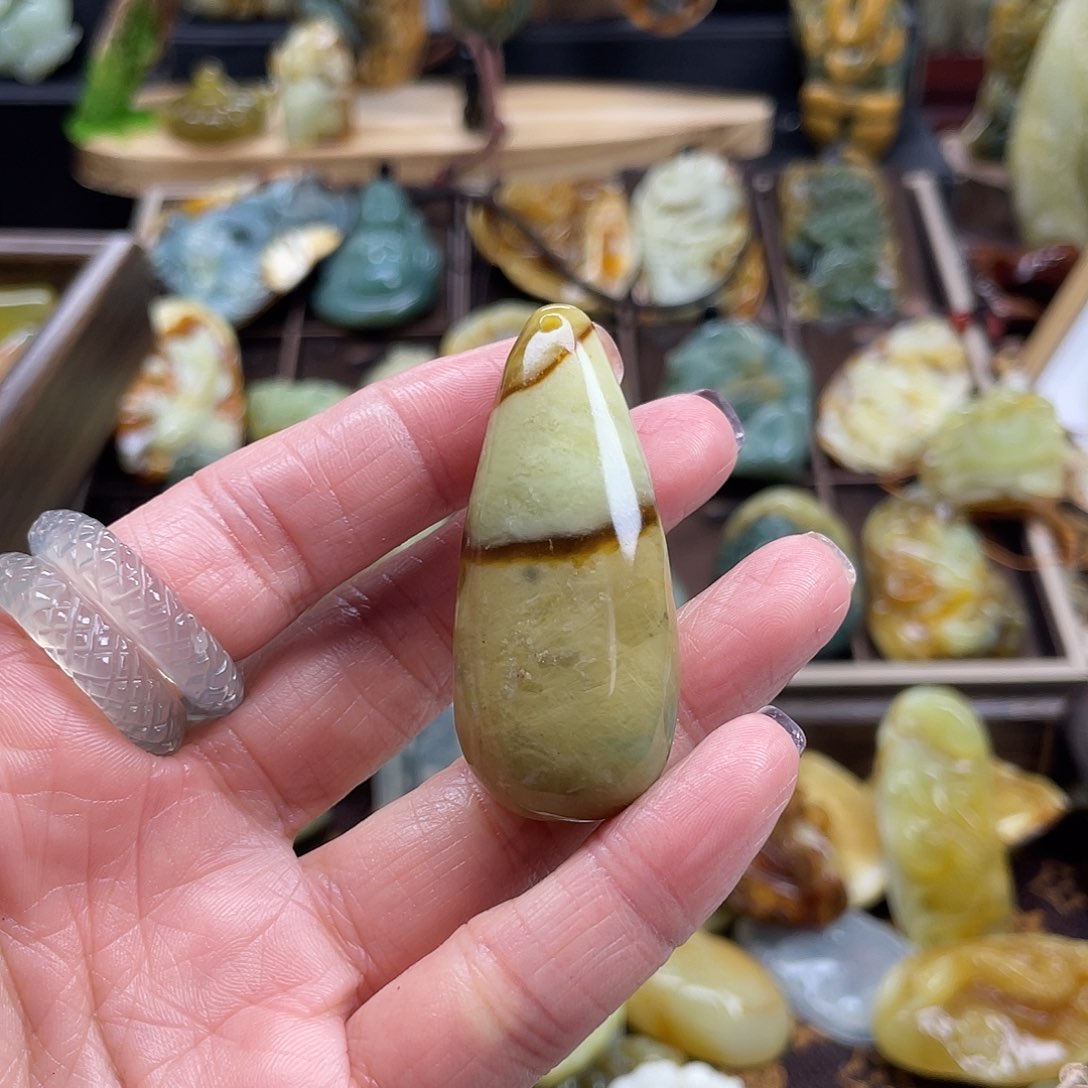 蛇纹石玉颈饰未镶嵌花玉俏色挂坠