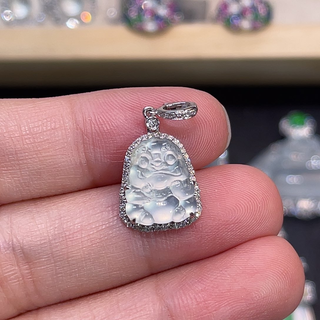 翡翠18K金镶嵌颈饰吞金兽