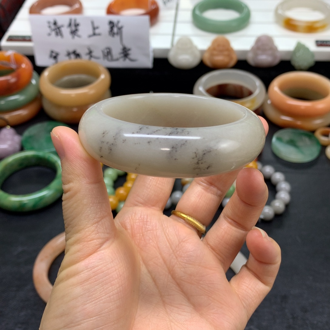 石英质玉手镯未镶嵌