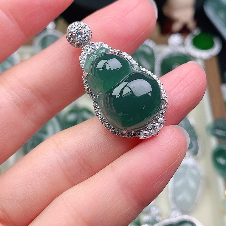 颈饰银S925镶嵌翡翠小**?吊坠