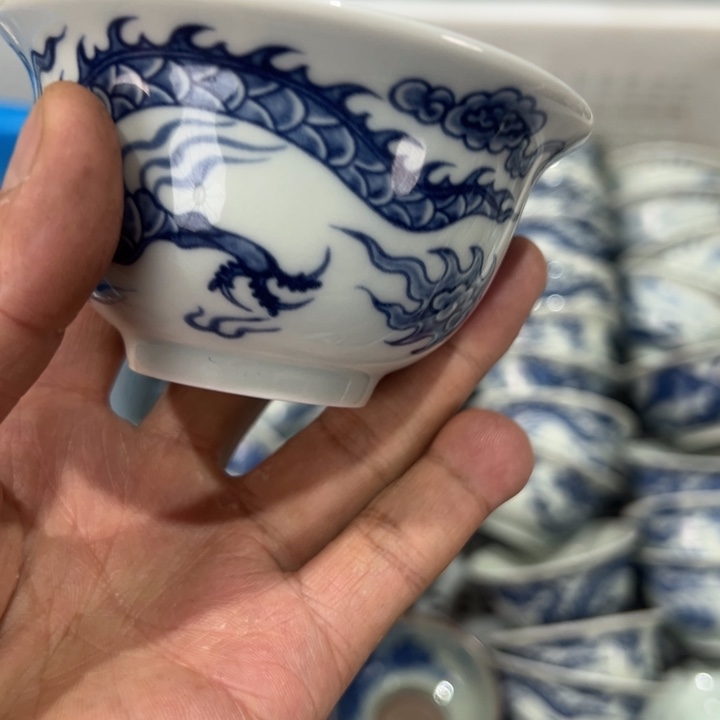 瓷片白青花铠甲龙压手杯全品